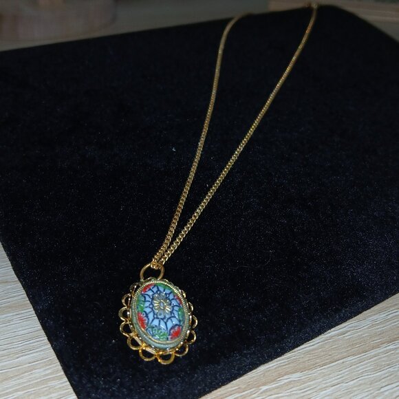 Gold Tone Oval Blue Patterned Pendant Necklace Vintage Costume Jewelry #101 - Picture 12 of 12
